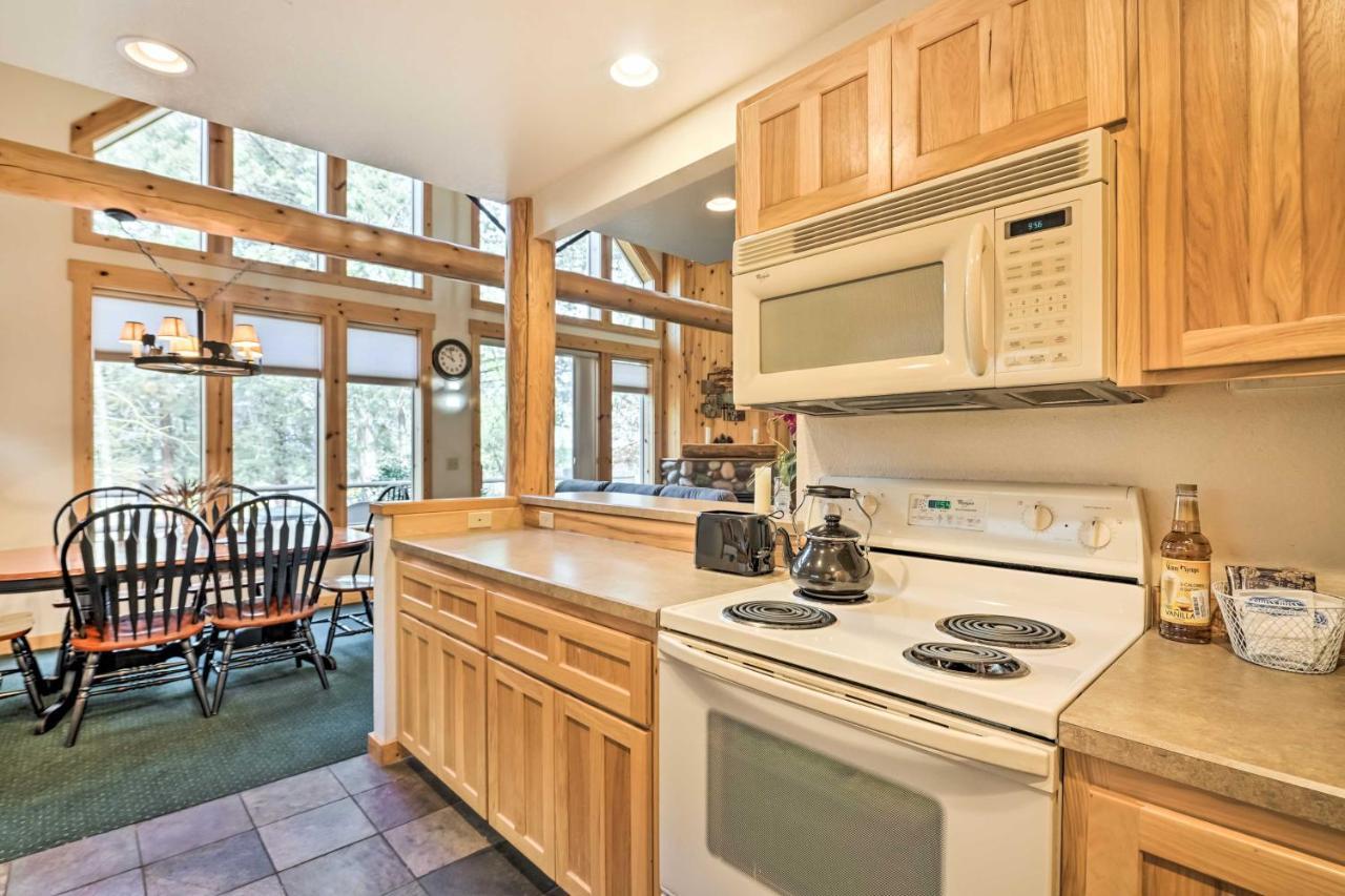 Chalet At Running Y Resort With Wraparound Deck! Klamath Falls Exterior foto